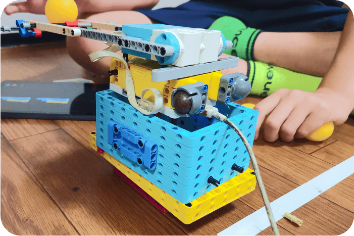 ロボットに触れながらでミッションに取り組んでいる生徒の様子