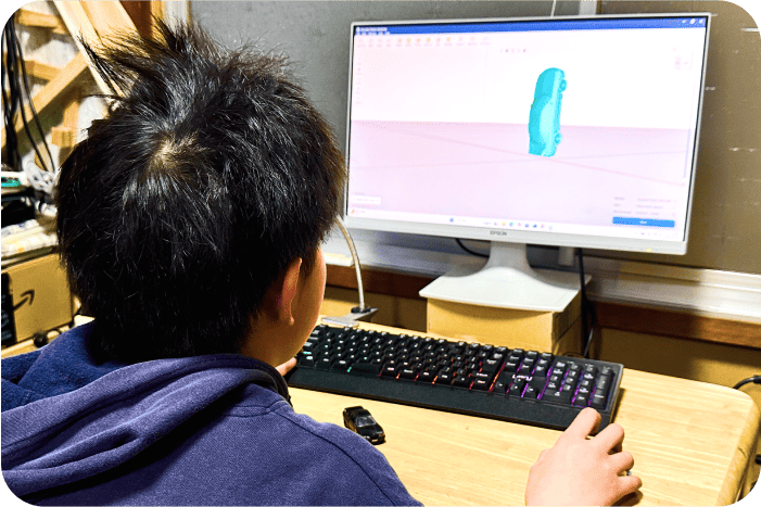 パソコン前でミッションに取り組んでいる生徒の様子